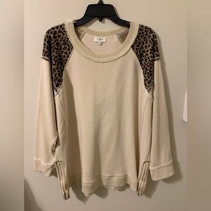 Creme/Leopard Large sweatshirt with side zippers and detailing